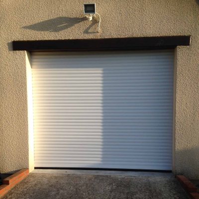 Porte de garage en PVC rénové