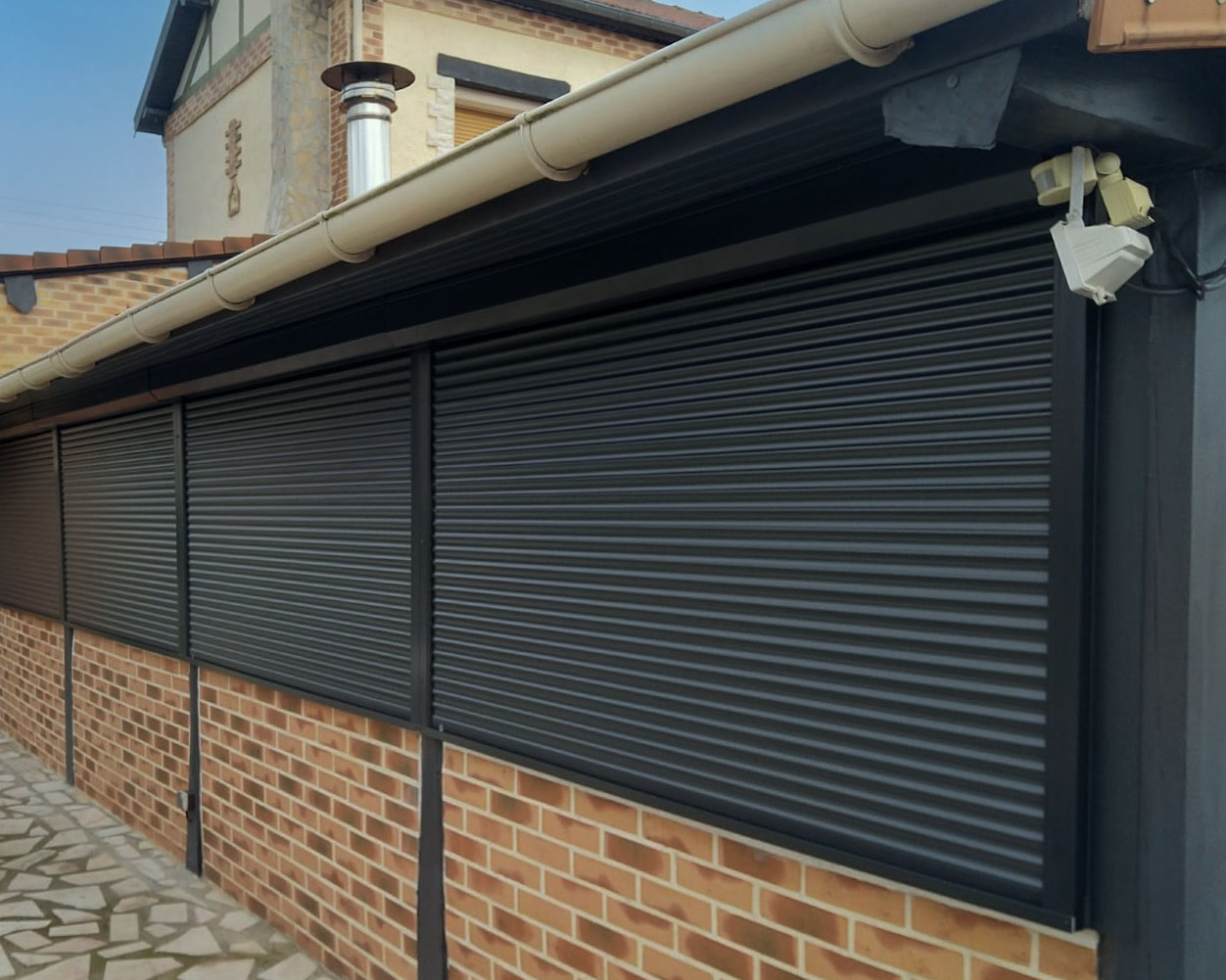 image maison avec volet roulant noir en aluminium